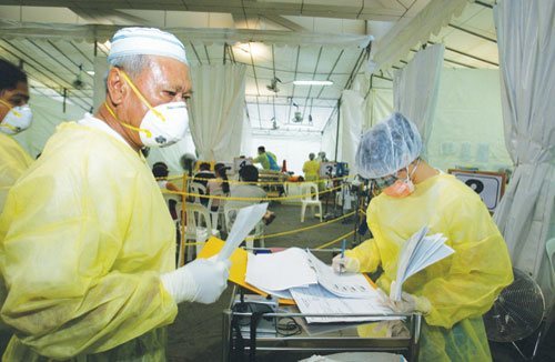 04_bg Singapore Health Emergency Department staff on duty in full personal protective equipment of N95 masks, gowns and gloves