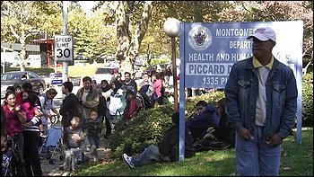 Ph2009102102667 Scores Of People Seeking H1N1 Flu Vaccinations Were Turned Away From A Rockville Md Clinic Yesterday After The Facility Quickly Ran Through Its Supply Of Injectable Vaccine. By 10:15 A.m., 75 Minutes After The Piccard Drive Health Center Opened, Officials Announced That They Had Used Up Their 249 Doses Of Injectable Vaccine, And Disappointed Parents Began To Leave. Officials Had Plenty Of Nasal Mist Vaccine, But Pregnant Women, Children Younger Than 2 And People With Underlying Medical Conditions Cannot Use It.
