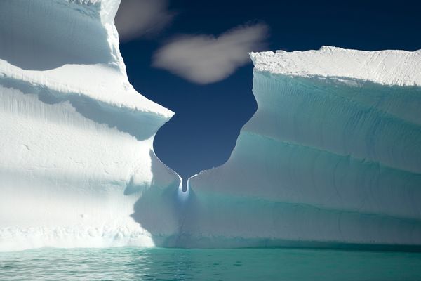 Unique-Shape-Iceberg-Antarctica_34415_600X450
